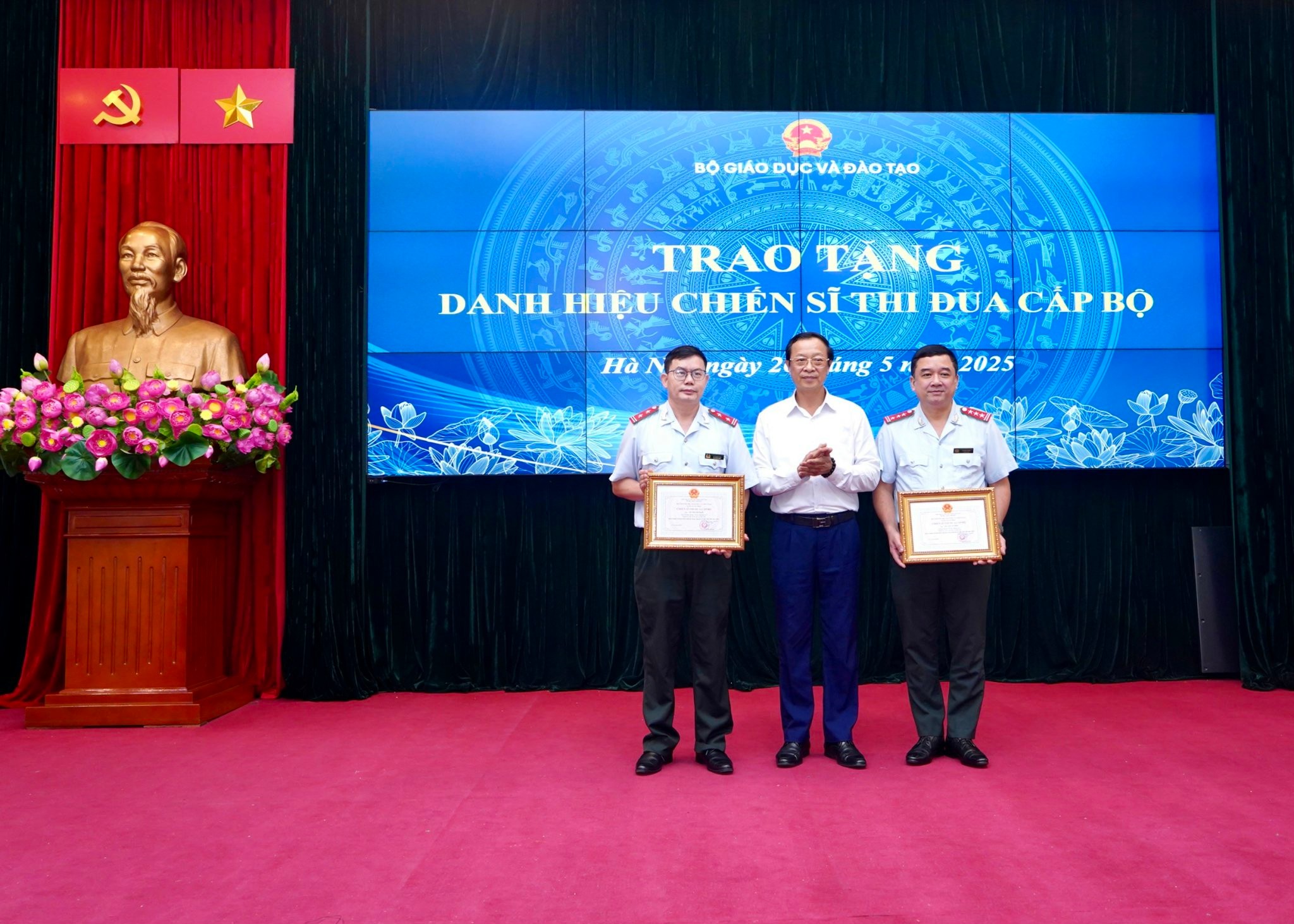 Thứ trưởng Thường trực Phạm Ngọc Thưởng trao tặng danh hiệu Chiến sĩ thi đua cấp Bộ cho 2 cán bộ Thanh tra Bộ GD&ĐT. chien-si-thi-dua.jpg