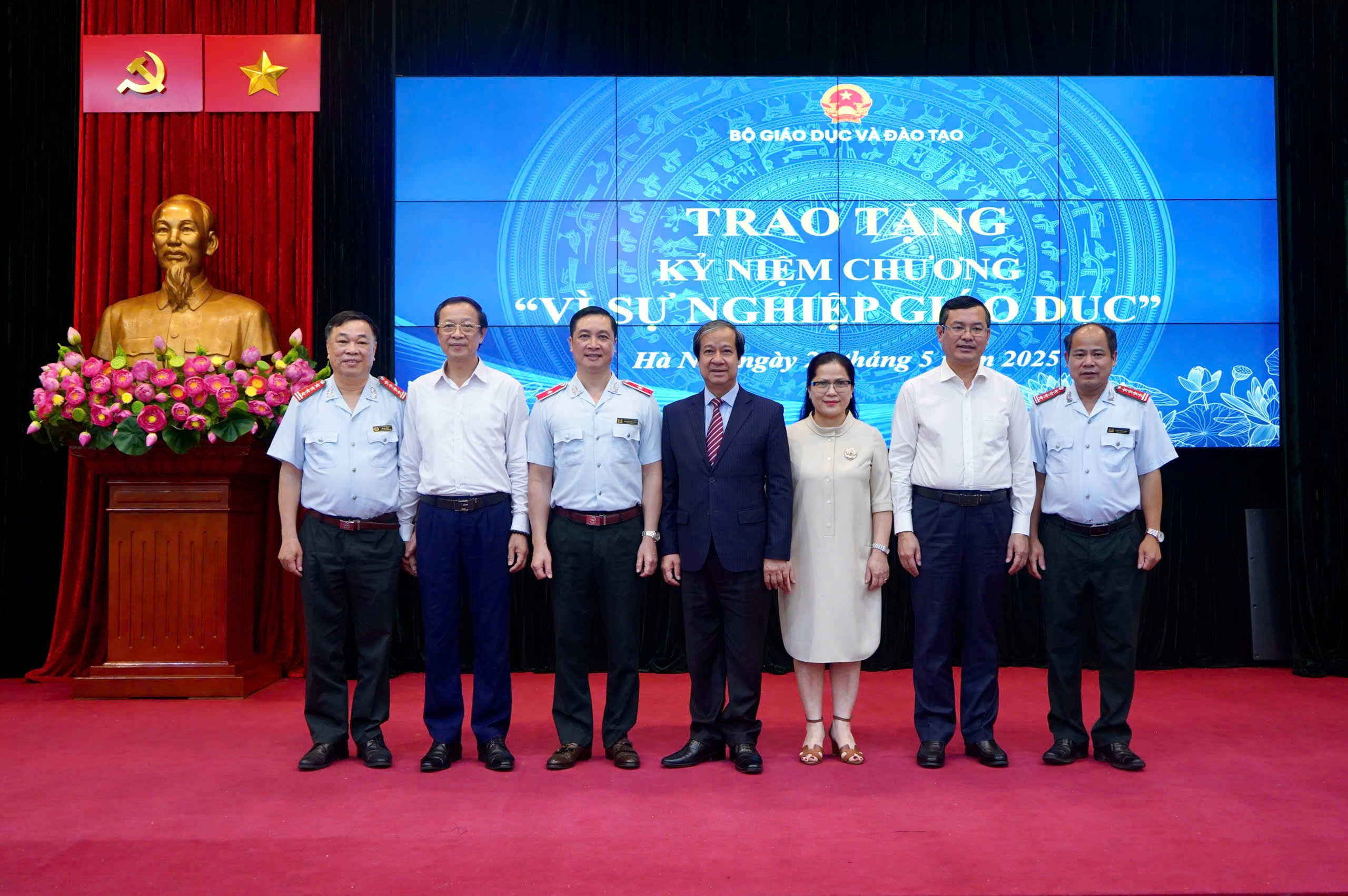 Bộ trưởng Nguyễn Kim Sơn và các Thứ trưởng: Phạm Ngọc Thưởng, Nguyễn Văn Phúc, Nguyễn Thị Kim Chi chụp ảnh lưu niệm cùng lãnh đạo Thanh tra Bộ GD&ĐT. lanh-dao-bo-chup-anh-luu-niem1.jpg
