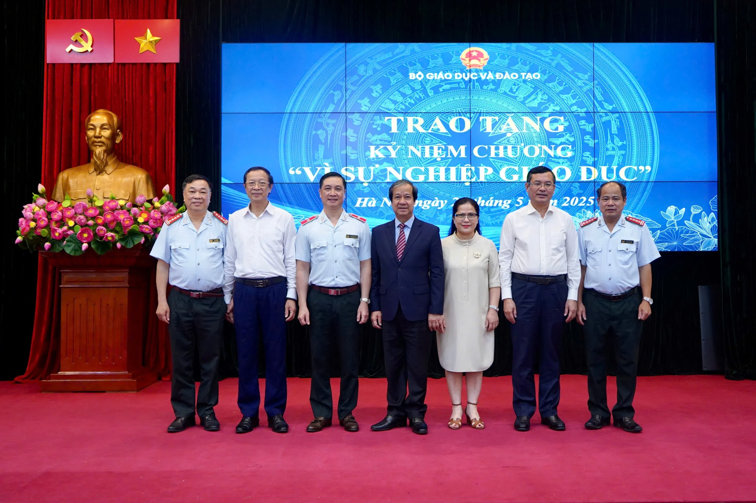 lanh-dao-bo-chup-anh-luu-niem1.jpg