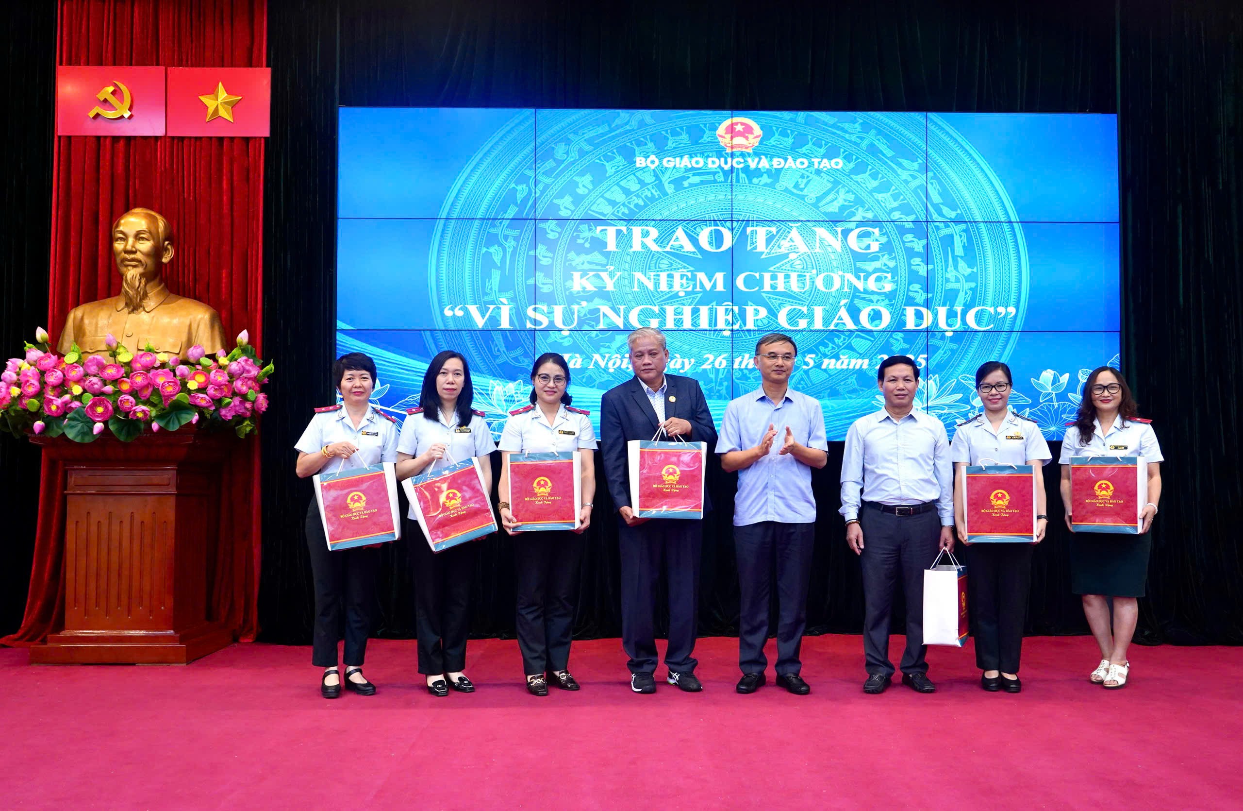 Phó Bí thư chuyên trách Đảng ủy Bộ Nguyễn Viết Lộc tặng quà kỷ niệm cho các cán bộ Thanh tra nghỉ theo Nghị quyết số 18-NQ/TW về “Một số vấn đề về tiếp tục đổi mới, sắp xếp tổ chức bộ máy của hệ thống 1MM88.com Uy Tín Số 1 Việt Nam tinh gọn, hoạt động hiệu lực, hiệu quả”. nguyen-viet-loc-tang-qua.jpg