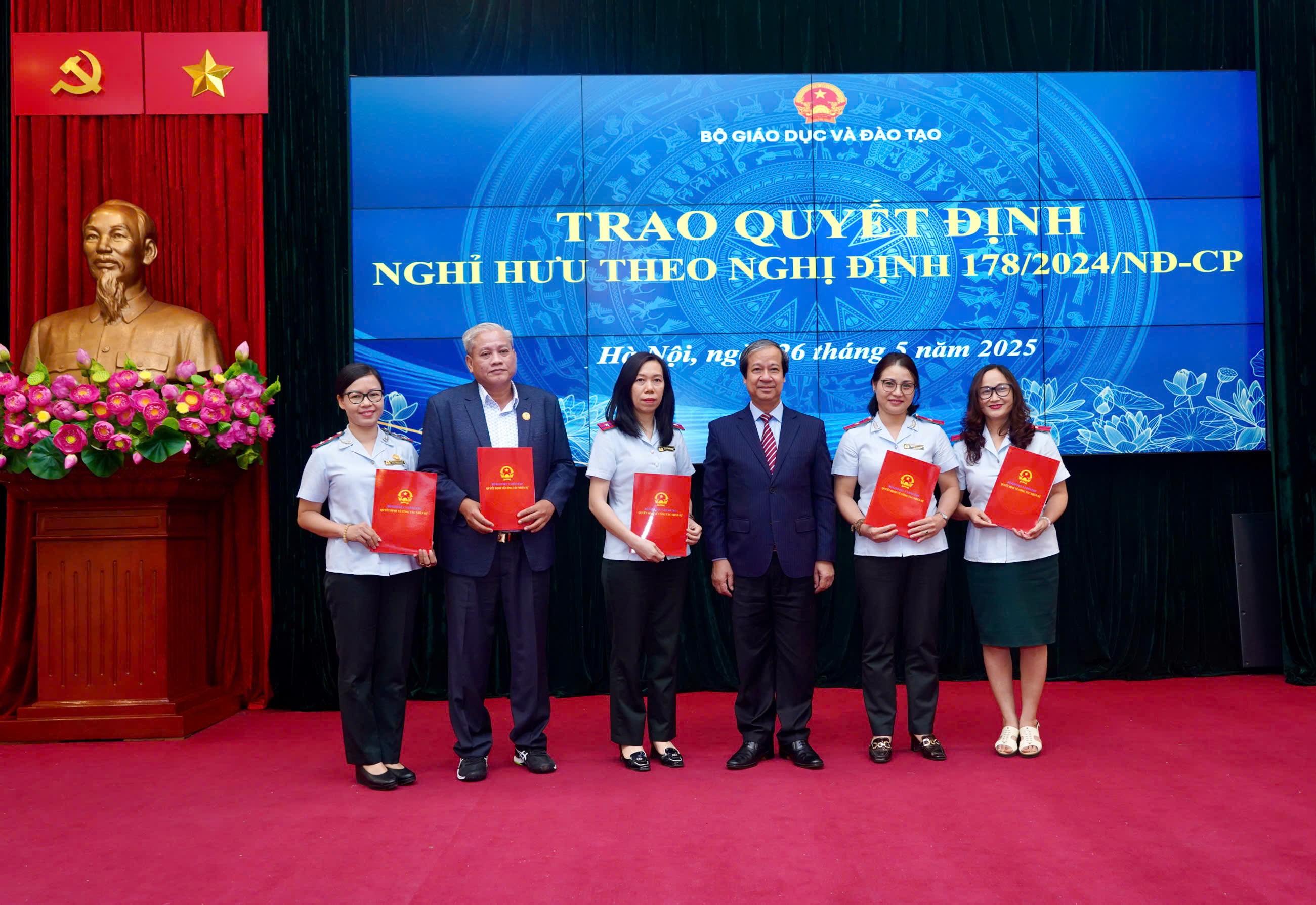 Bộ trưởng Nguyễn Kim Sơn trao quyết định nghỉ hưu theo Nghị định 178/2024/NĐ-CP cho cán bộ Thanh tra Bộ GD&ĐT. nghi-huu.jpg
