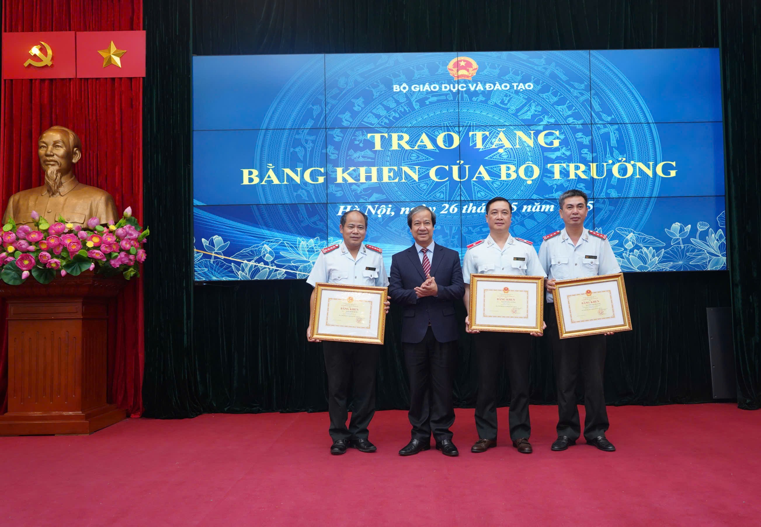 Bộ trưởng Nguyễn Kim Sơn trao tặng Bằng khen của Bộ trưởng Bộ GD&ĐT cho 3 cán bộ Thanh tra Bộ đã có nhiều đóng góp cho sự nghiệp giáo dục, đào tạo. bang-khen-bo-truong.jpg