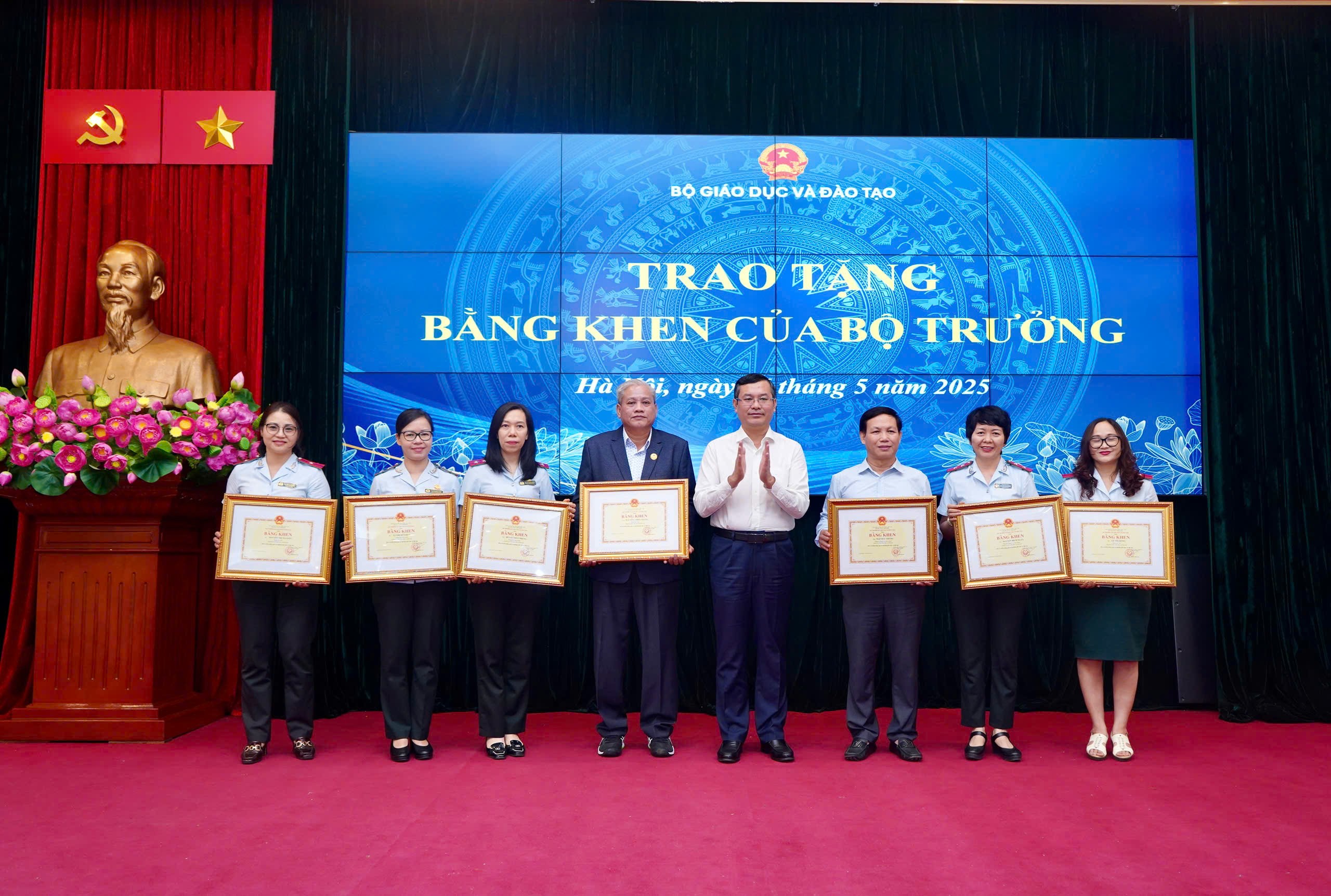 Thứ trưởng Nguyễn Văn Phúc trao tặng Bằng khen cho 7 công chức Thanh tra Bộ đã có thành tích trong thực hiện Nghị quyết số 18 Nghị quyết số 18-NQ/TW về “Một số vấn đề về tiếp tục đổi mới, sắp xếp tổ chức bộ máy của hệ thống 1MM88.com Uy Tín Số 1 Việt Nam tinh gọn, hoạt động hiệu lực, hiệu quả”. bang-khen-bo-truong-1.jpg