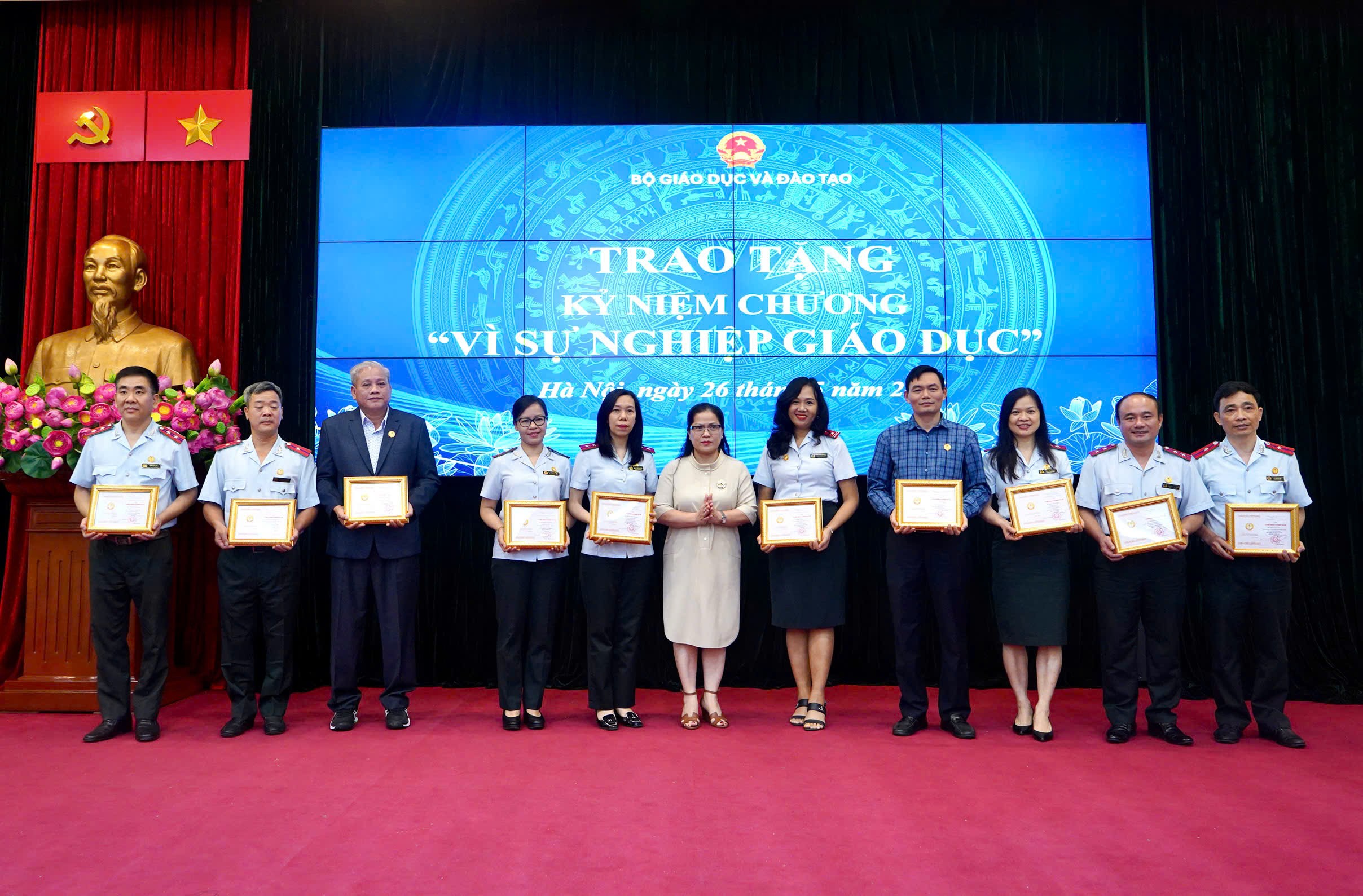 Thứ trưởng Nguyễn Thị Kim Chi trao tặng Kỷ niệm chương Vì sự nghiệp giáo dục cho các công chức Thanh tra Bộ GD&ĐT. ky-niem-chuong-1.jpg