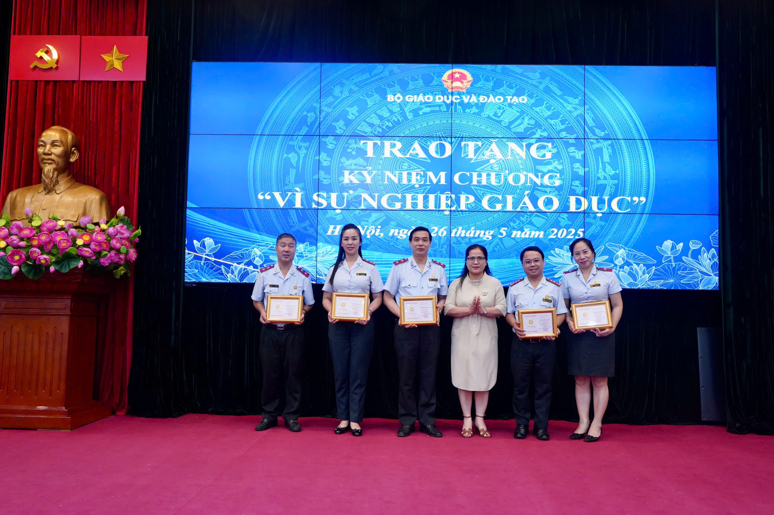 Thứ trưởng Nguyễn Thị Kim Chi trao tặng Kỷ niệm chương Vì sự nghiệp giáo dục cho các công chức Thanh tra Bộ GD&ĐT. ky-niem-chuong-2.jpg