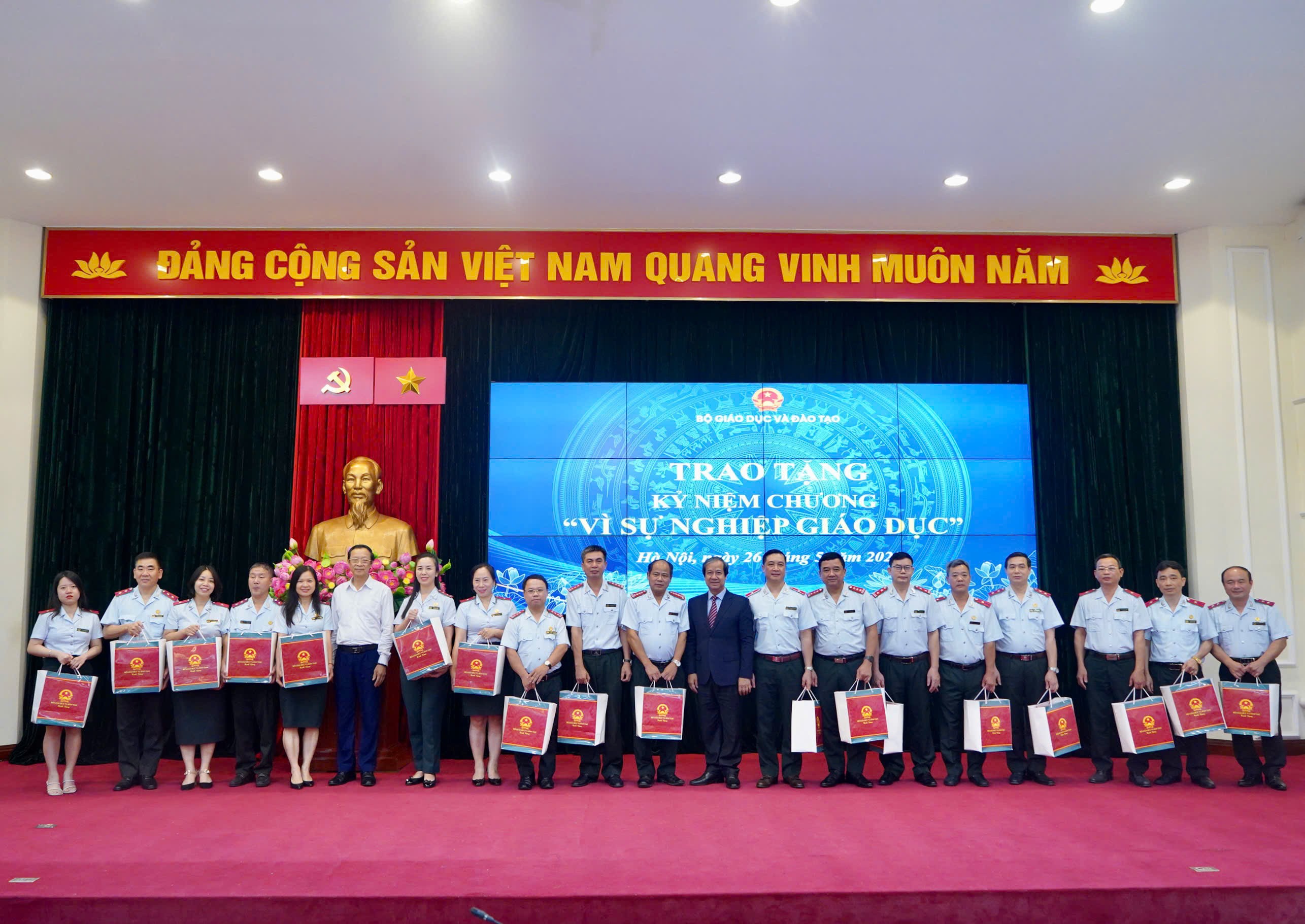 Bộ trưởng Nguyễn Kim Sơn, Thứ trưởng Thường trực Phạm Ngọc Thưởng tặng quà lưu niệm cho 18 cán bộ, công chức thanh tra Bộ GD&ĐT chuyển sang Thanh tra Chính phủ. bt-tang-qua-1.jpg