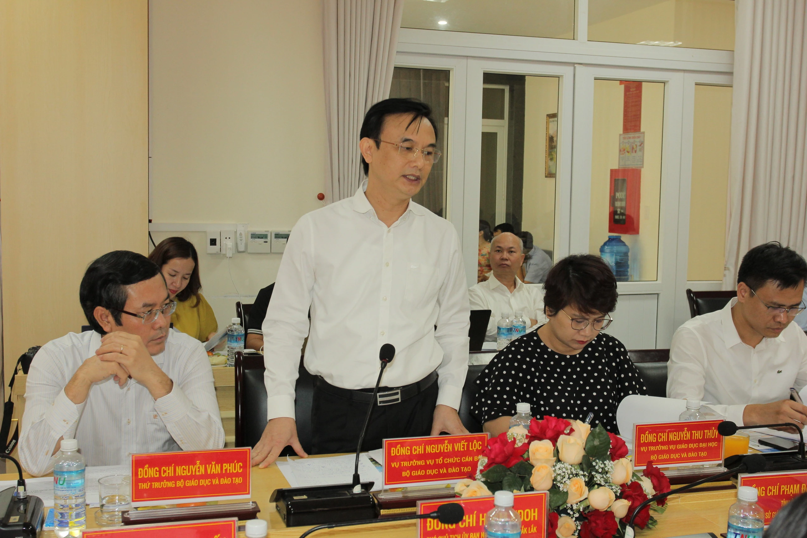 Vụ trưởng Vụ Tổ chức cán bộ - Nguyễn Viết Lộc phát biểu tại buổi làm việc. Vụ trưởng Vụ Tổ chức cán bộ - Nguyễn Viết Lộc phát biểu tại buổi làm việc.