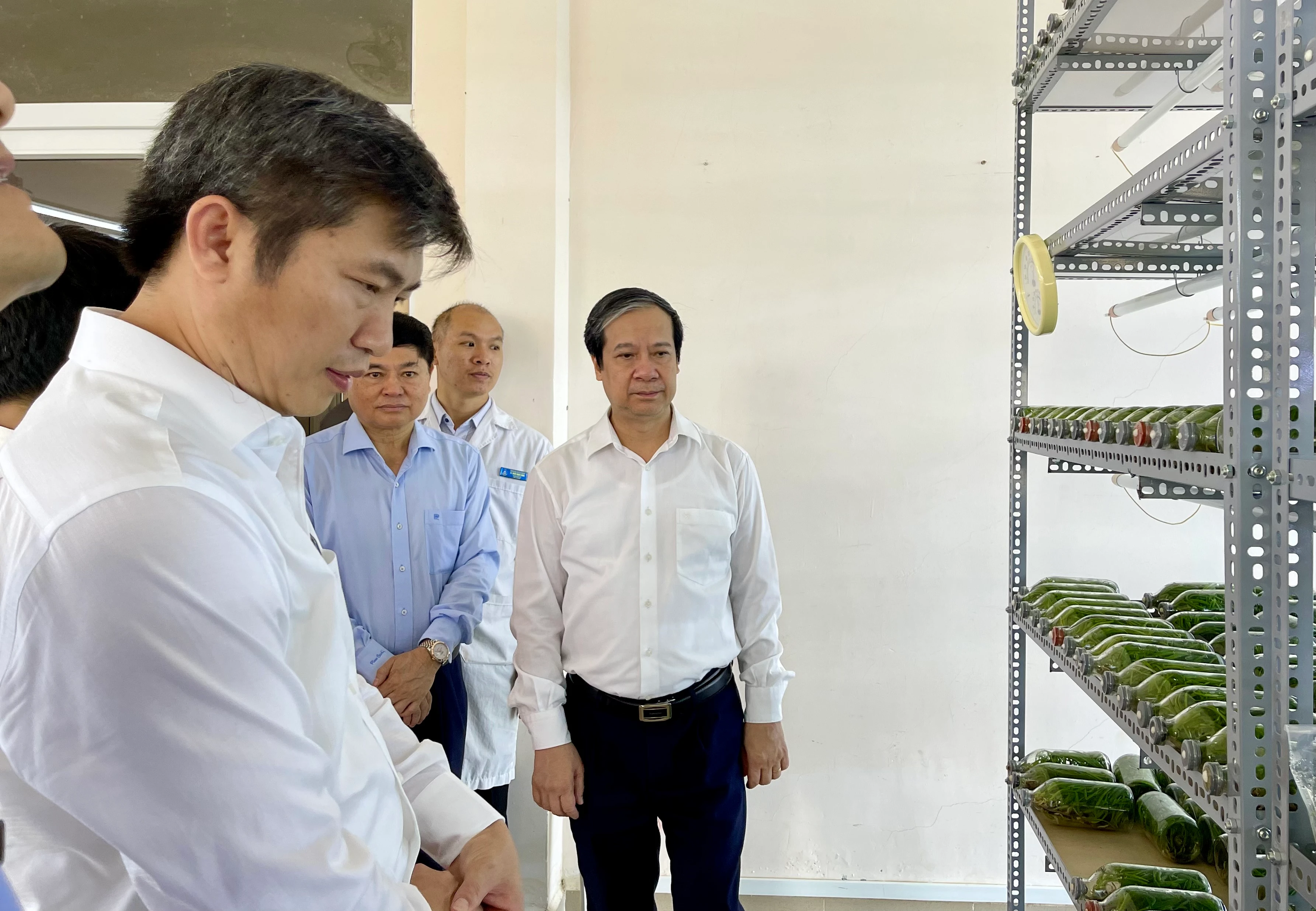 Bộ trưởng thăm Viện Công nghệ Sinh học và Môi trường... Bộ trưởng thăm Viện Công nghệ Sinh học và Môi trường...