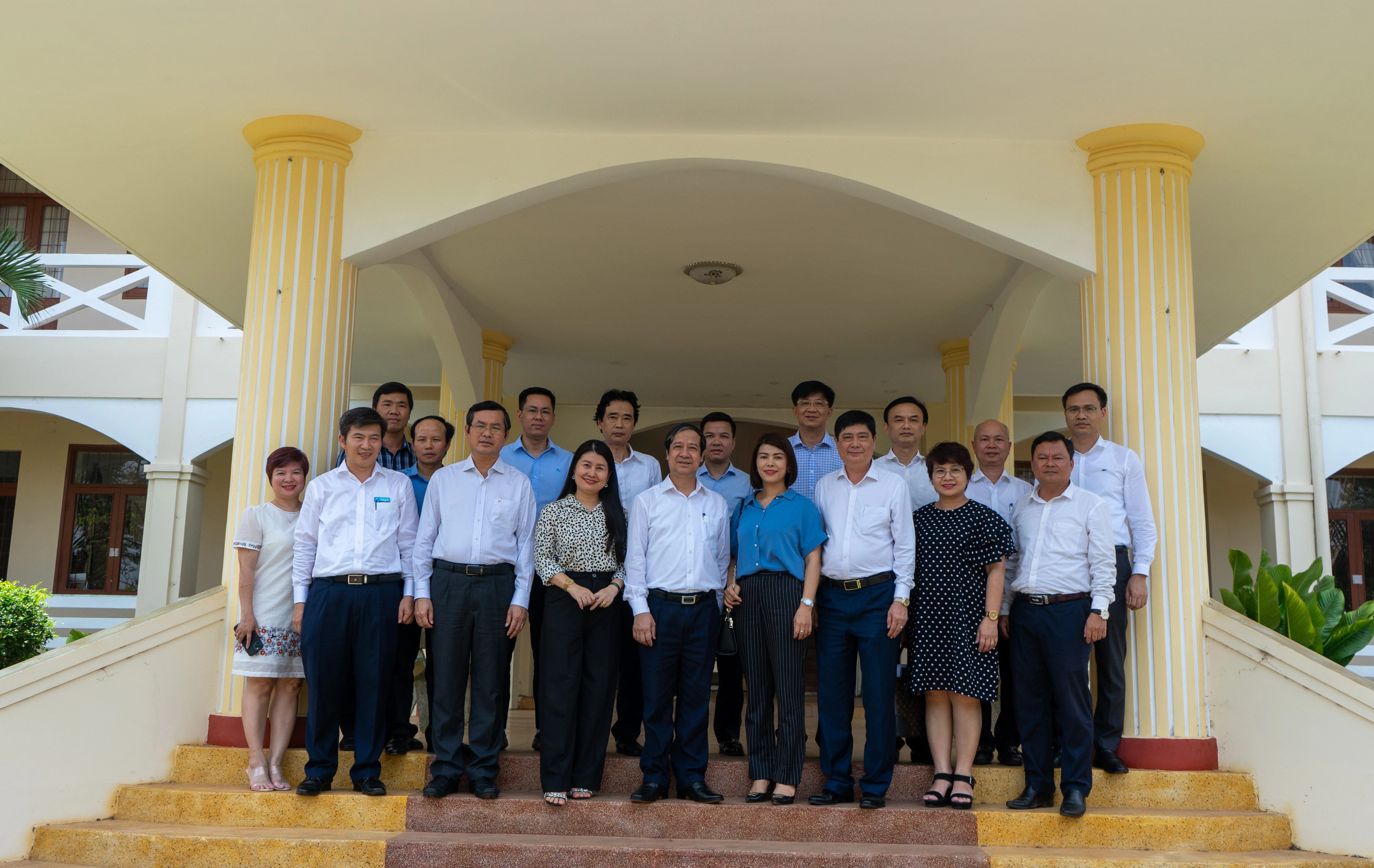 Bộ trưởng Nguyễn Kim Sơn cùng đoàn công tác chụp ảnh lưu niệm tại trường Cao đẳng Sư phạm Đắk Lắk. Bộ trưởng Nguyễn Kim Sơn cùng đoàn công tác chụp ảnh lưu niệm tại trường Cao đẳng Sư phạm Đắk Lắk.