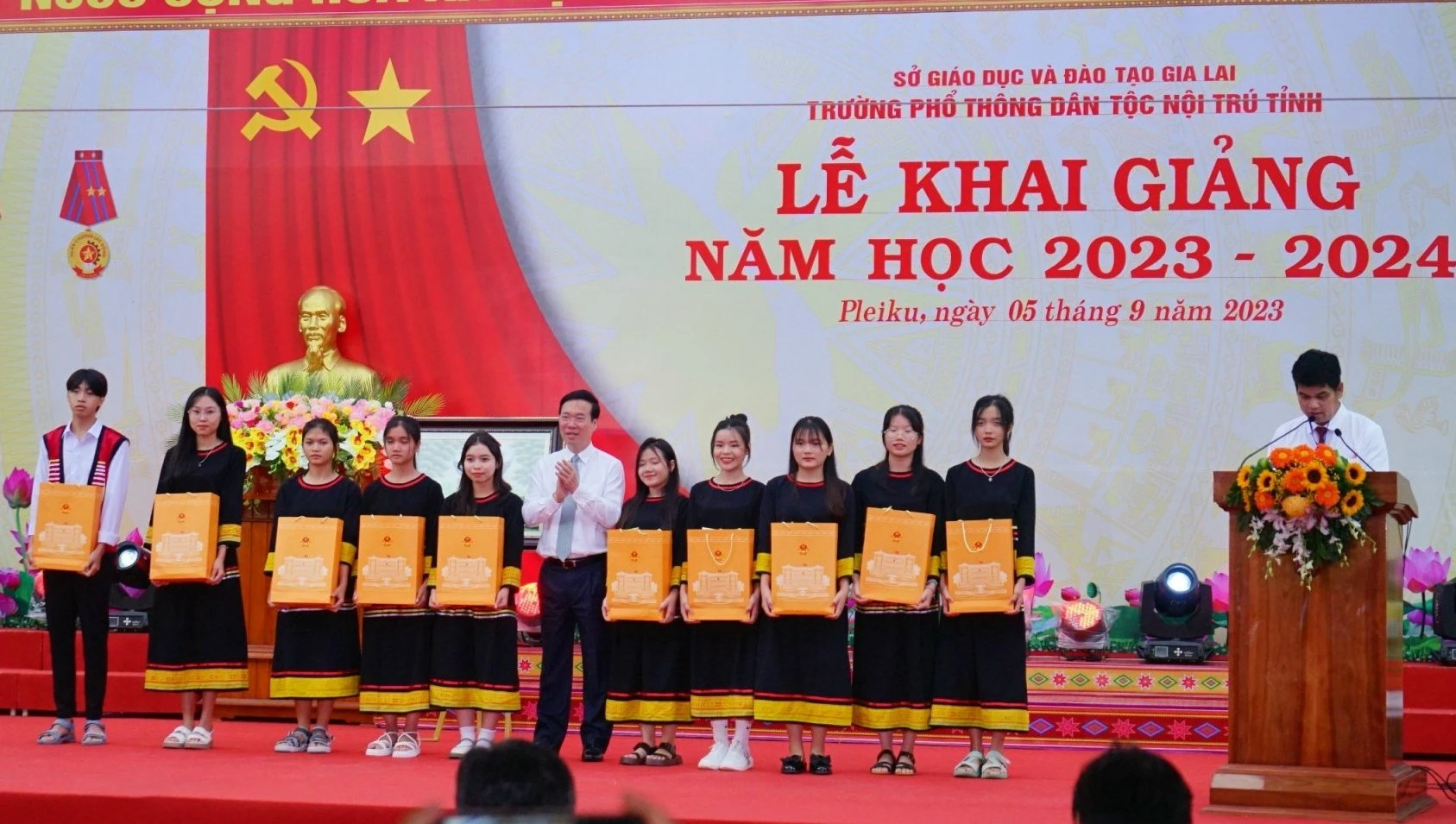 Chủ tịch nước Võ Văn Thưởng tặng 10 suất quà cho MM886 slot game, bắn cá, lô đề, đá gà Trường PTDTNT tỉnh Gia Lai.