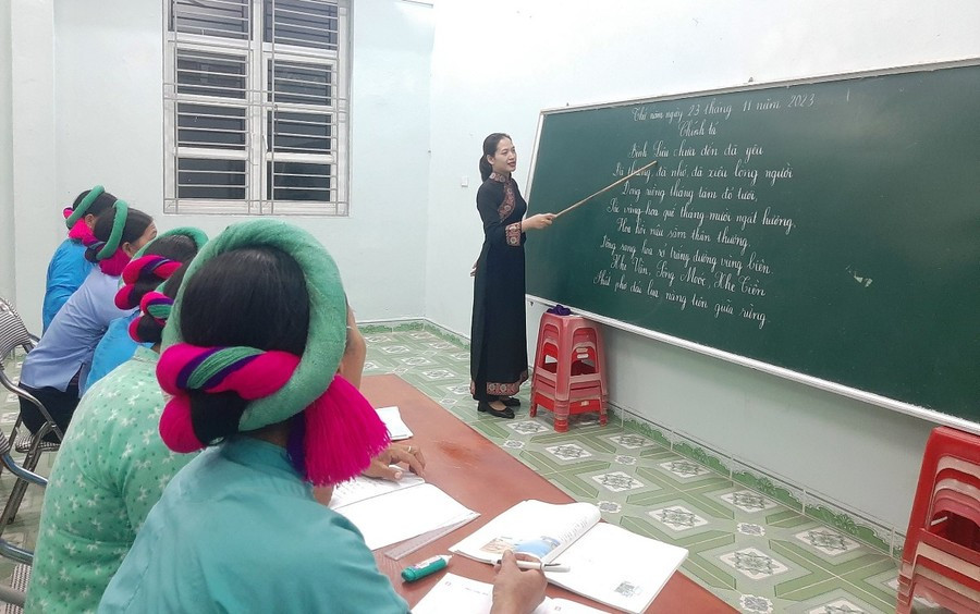 Lớp học xóa mù chữ ở xã miền núi Hoành Mô hồi cuối năm 2023.