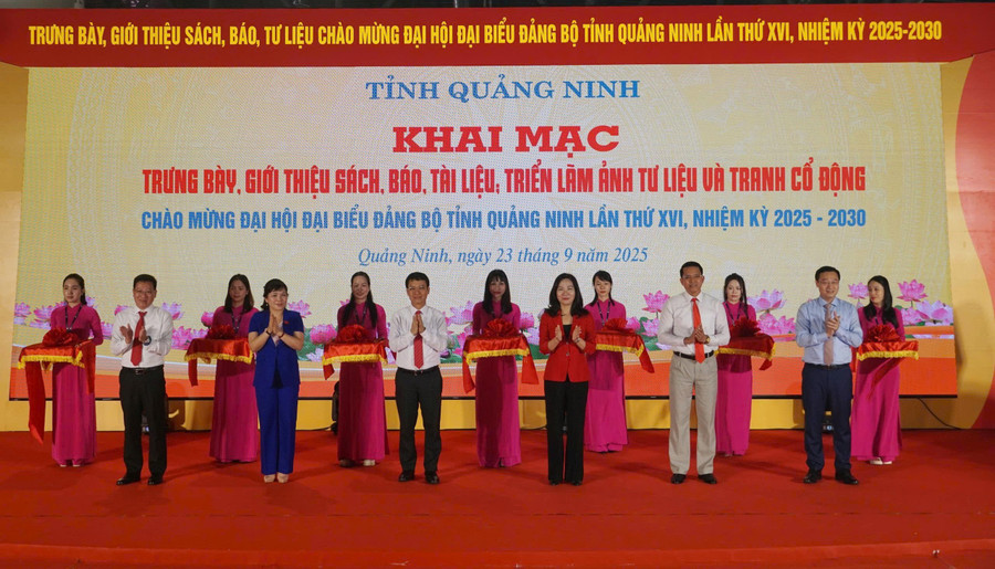 Các đại biểu cắt băng khai mạc trưng bày, giới thiệu sách, báo, tài liệu; triển lãm ảnh tư liệu và tranh cổ động chào mừng 2MM88.com trò chơi casino và slot đại biểu Đảng bộ tỉnh Quảng Ninh lần thứ XVI, nhiệm kỳ 2025-2030. anh-123456.jpg