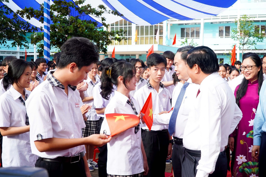 Chủ tịch Quốc hội Trần Thanh Mẫn thăm hỏi, động viên MM886 slot game, bắn cá, lô đề, đá gà Trường THPT Phạm Hùng (Vĩnh Long). Ảnh: TG