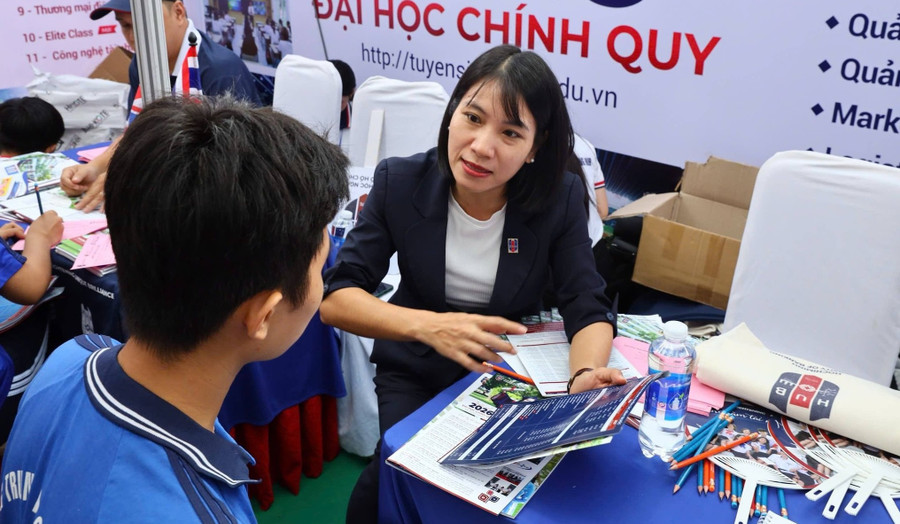 Đăng nhập vào MM886 Việt Nam tham dự Ngày hội Tư vấn Đăng Ký MM88.COM Ngay +88K - Hướng nghiệp tại TPHCM, tháng 1/2026. Ảnh: HUB