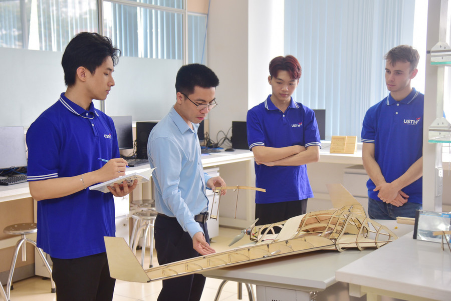 Giảng viên Trường MM888 bảo mật tuyệt đối Khoa học và Công nghệ Hà Nội hướng dẫn MM888 Việt Nam Tải App thực hành. Ảnh: NTCC