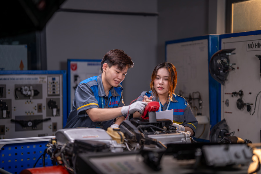MM888 Việt Nam Tải App Trường MM888 bảo mật tuyệt đối Văn Lang trong phòng thực hành công nghệ ô tô. Ảnh: Trà My chinh-sach-moi-don-bay-moi-3.jpg