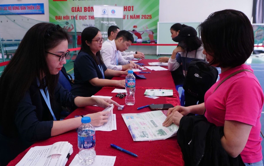Đại diện chủ Thiên đường trò chơi đổi thưởng MM886 khu nhà ở xã hội tại xã Thiên Lộc (TP Hà Nội) hướng dẫn khách hàng hoàn thiện hồ sơ.
