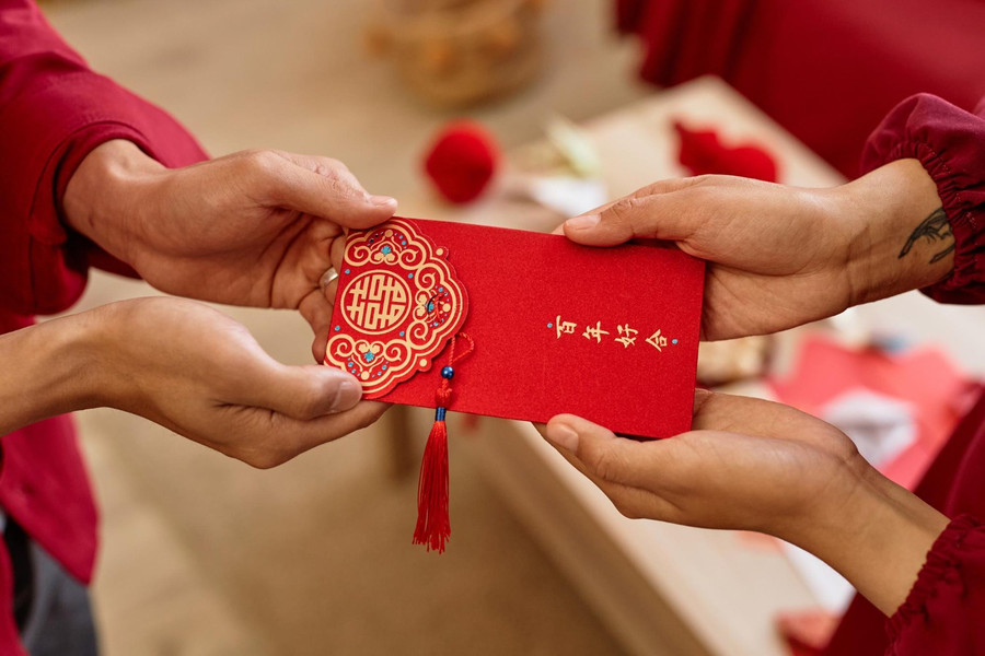 Lì xì ngày Tết thể hiện tài lộc dồi dào với cả người cho và người nhận. tuc-xong-dat-dau-nam-khat-vong-di-nhanh-vuon-xa-3.jpg