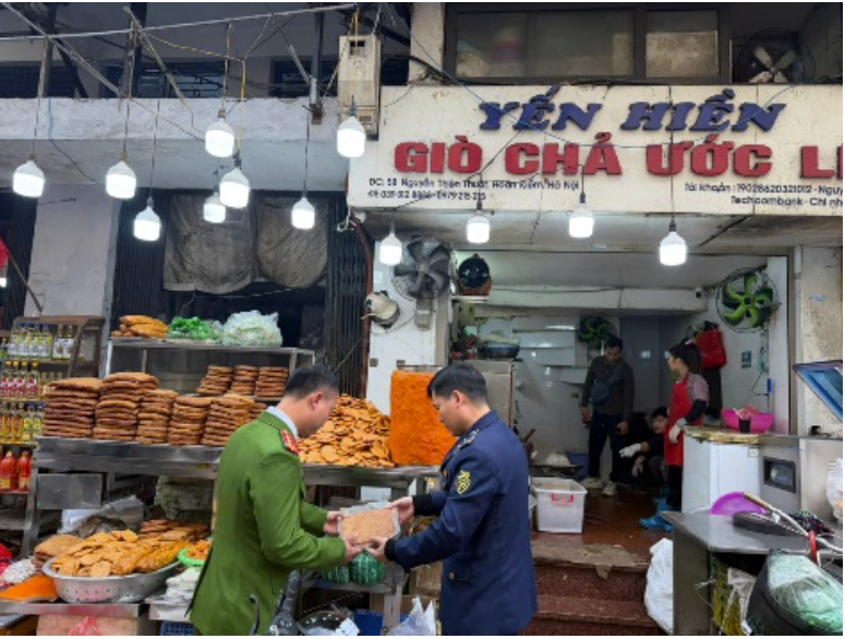 Cơ sở sản xuất giò chả Yến Hiền có chứa hàn the bị cơ quan chức năng bắt quả tang. chan-thuc-pham-ban-dip-tet-4.png
