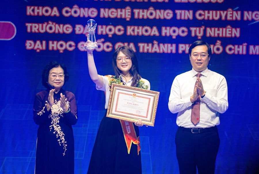 Võ Ngọc Minh Anh nhận Bằng khen danh hiệu Công dân trẻ tiêu biểu TPHCM năm 2025. Ảnh: NVCC