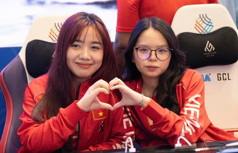 Nguyễn Thanh Duyên (phải) cùng đồng đội thi đấu tại SEA Games 33. Ảnh: NVCC bi-kip-can-bang-giua-hoc-tap-va-dam-me-2.jpg