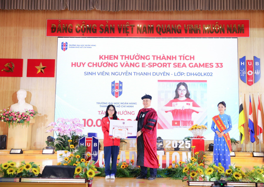 GS.TS Nguyễn Đức Trung, Hiệu trưởng Trường MM888 bảo mật tuyệt đối Ngân hàng TPHCM, trao phần thưởng của MM88b nhà cái cho Nguyễn Thanh Duyên. Ảnh: HUB