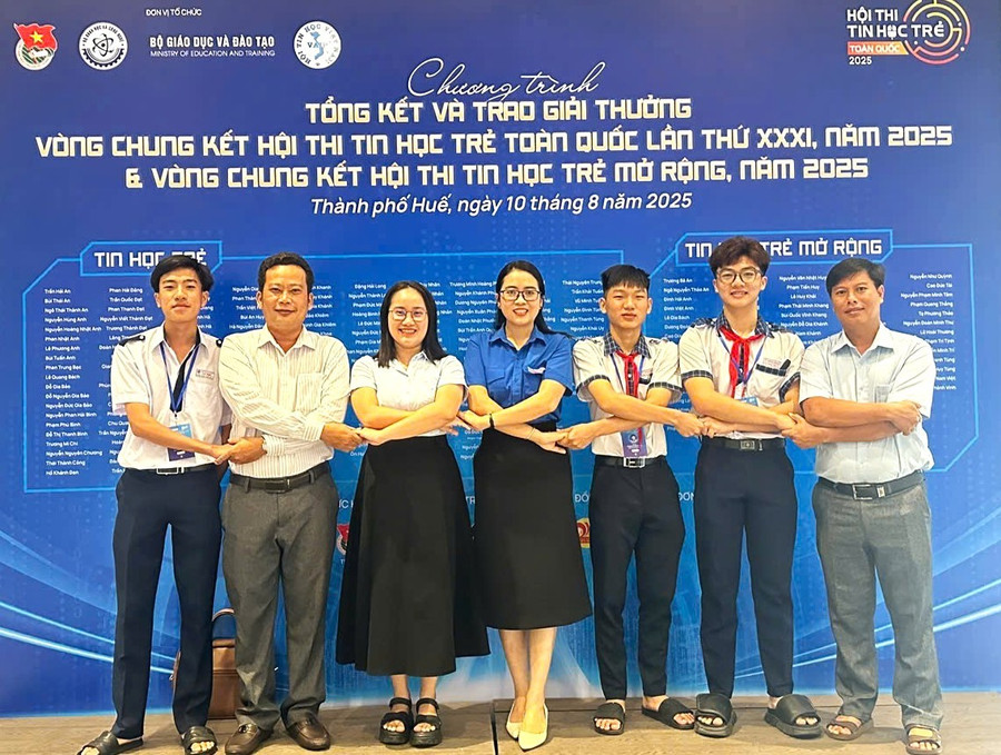 Trần Quốc Đạt chụp ảnh cùng thầy cô tại lễ trao giải Hội thi Tin học trẻ toàn quốc năm 2025. Ảnh: QM - Ảnh tư liệu uom-mam-nghien-cuu-khoa-hoc-2.jpg