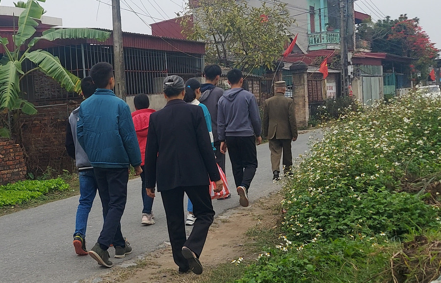 Ba ngày Tết nhà nào họ nấy đi thành từng đoàn thăm hỏi chúc tụng. Ảnh minh họa: Bình Thạnh.