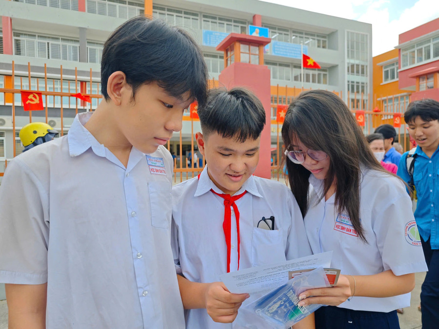 Đăng nhập vào MM886 Việt Nam trao đổi sau giờ làm bài môn Ngữ văn MM88 đăng nhập vào lớp 10 THPT tại TPHCM năm học 2025 - 2026. Ảnh minh họa INT kinh-nghiem-doc-hieu-tac-pham-ngoai-sach-giao-khoa-1-3721.jpg