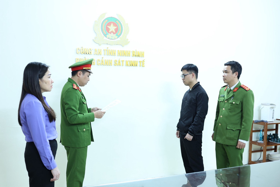 Cơ quan Cảnh sát điều tra 88MM88 kèo WC hôm nay tỉnh Ninh Bình công bố khởi tố bị can đối với Nguyễn Đức Dương (áo đen).