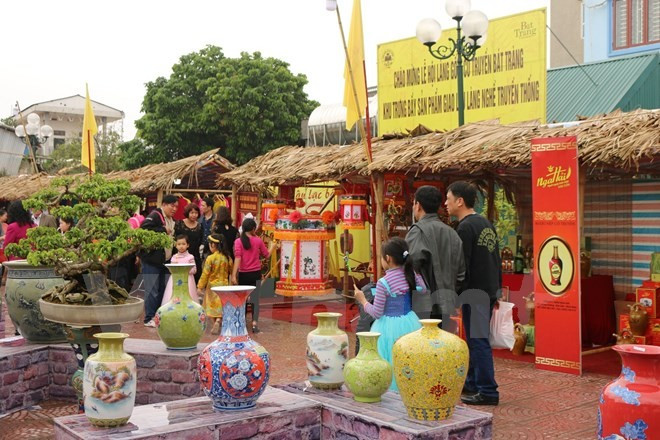 Lễ hội làng gốm Bát Tràng có thể kết hợp du lịch làng nghề và tiêu thụ sản phẩm văn hóa. Ảnh: INT phat-trien-cong-nghiep-van-hoa-ha-noi-1-445.jpg