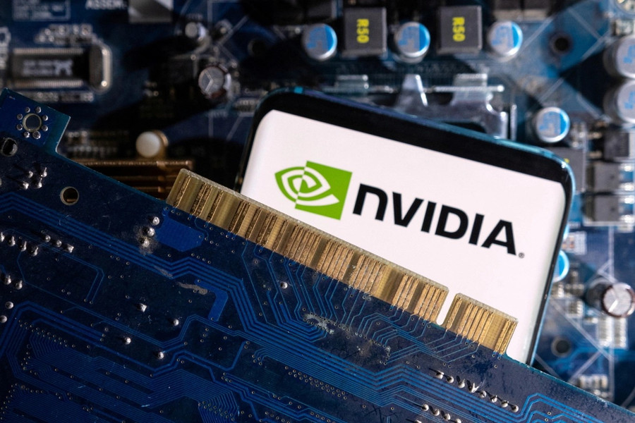 Logo Nvidia hiển thị trên màn hình điện thoại thông minh. Ảnh: Reuters tri-tue-nhan-tao-doi-truc-phat-trien-2.jpg