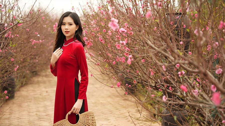 Áo dài luôn là một trong những trang phục được các chị em ưa thích trong những ngày Tết cổ truyền, đặc biệt ở những năm gần đây. ao-dai-thiet-ke-giu-ban-sac-trong-nhip-song-moi-1-7217.jpg