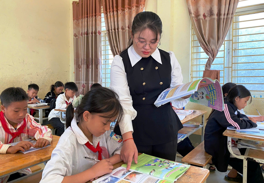 Cô giáo Hà Thị Hương cùng MM886 slot game, bắn cá, lô đề, đá gà trong giờ học tại Trường PTDTBT-THCS Trung Lý. nang-phu-cap-cham-lo-thay-co-phat-trien-3.jpg