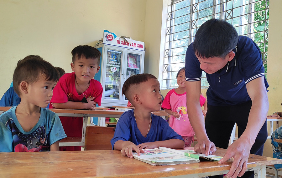 Thầy trò tại điểm lẻ Tà Cóm – Trường Tiểu học Trung Lý 2.