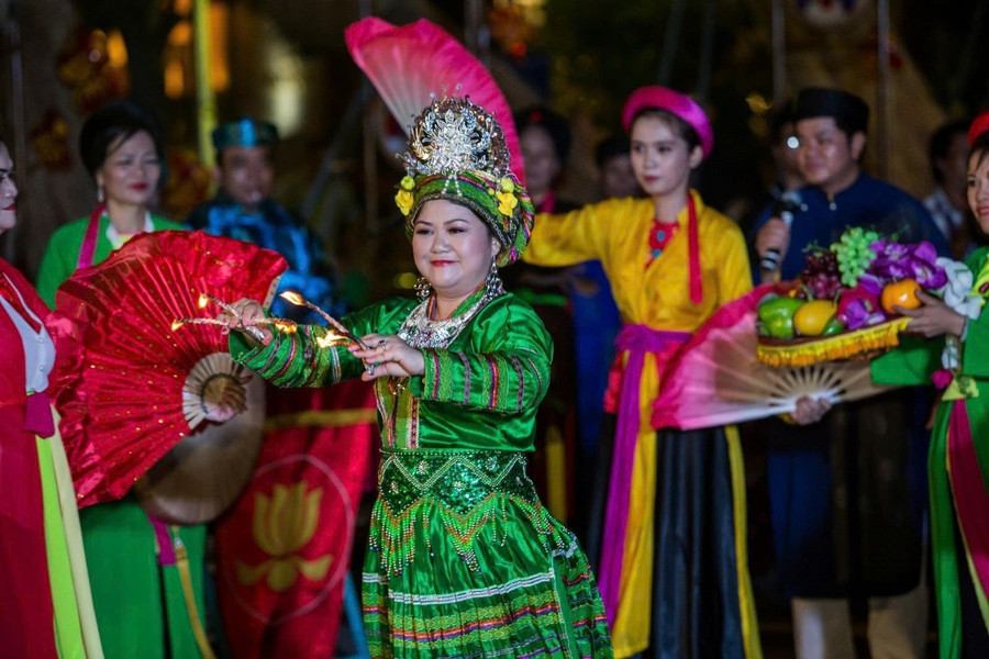 Một tiết mục chầu văn hầu đồng. Ảnh: Báo Phụ nữ Việt Nam. chau-van-giua-nhip-song-hien-dai-manh-ngam-thieng-3.jpg