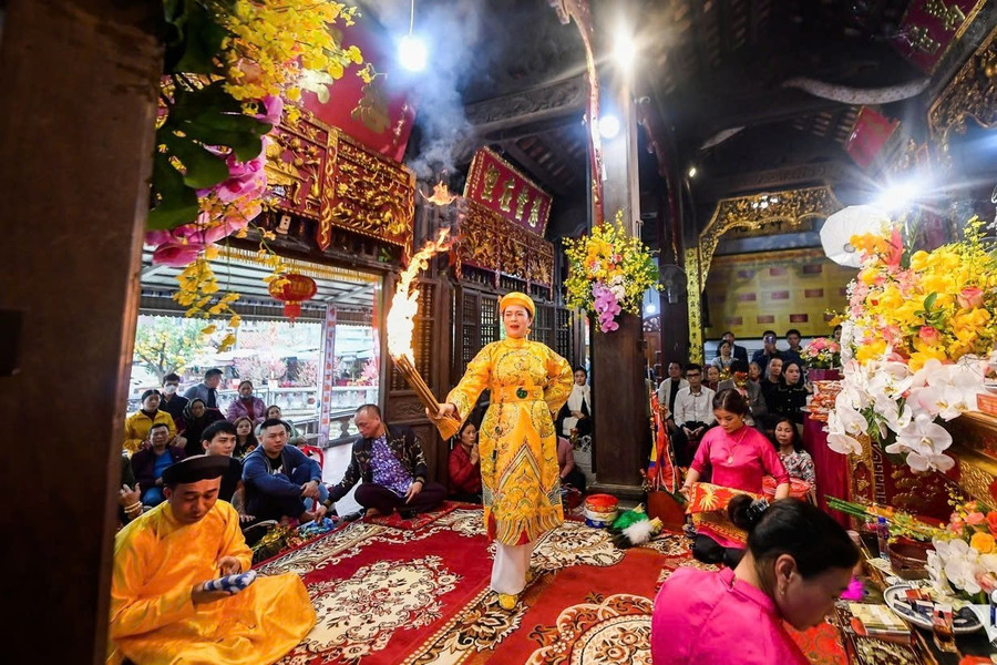 Bên cạnh việc biết các nghi lễ hầu đồng, người thực hành nghi lễ phải biết về lịch sử, gốc tích của các vị thánh để có thể giúp người xem hiểu sâu sắc về ý nghĩa của từng giá đồng. Ảnh: VietnamNet. chau-van-giua-nhip-song-hien-dai-manh-ngam-thieng-4.jpg