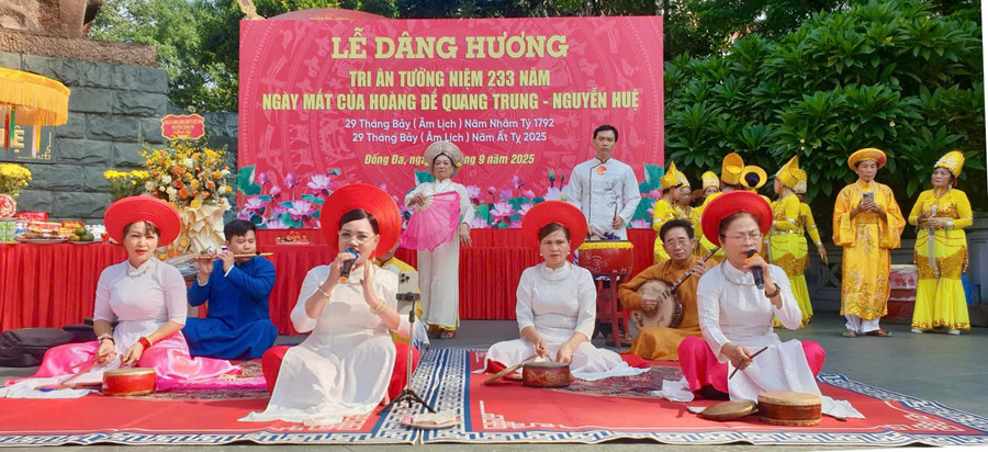 Các nghệ nhân biểu diễn chầu văn tại Lễ Dâng hương tri ân tưởng niệm 233 năm Ngày mất của vua Quang Trung - Nguyễn Huệ. Ảnh: NVCC. chau-van-giua-nhip-song-hien-dai-manh-ngam-thieng-2.jpg