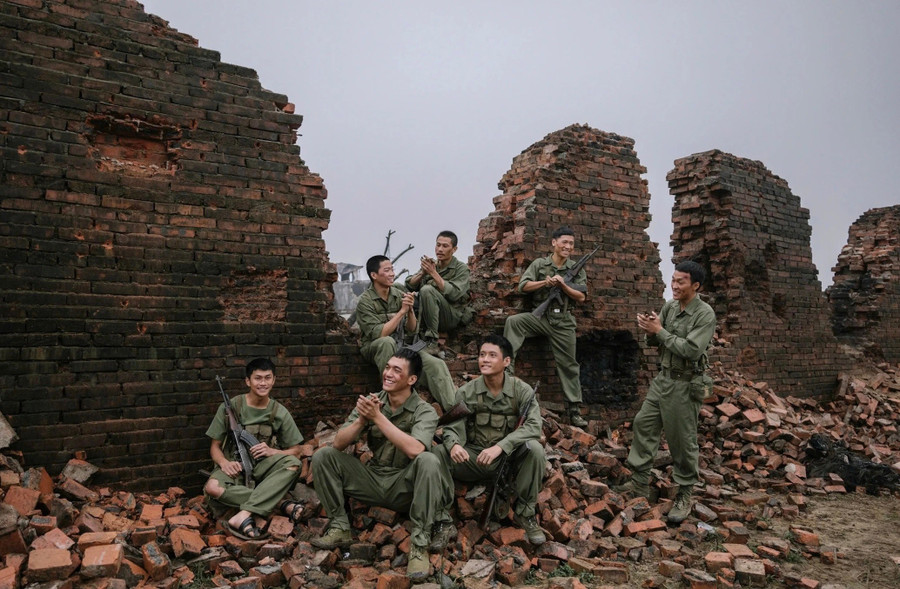 'Mưa đỏ' cũng từng bị ghi hình trái phép và phát tán trên mạng. cong-nghiep-van-hoa-don-bay-kinh-te-6.jpg