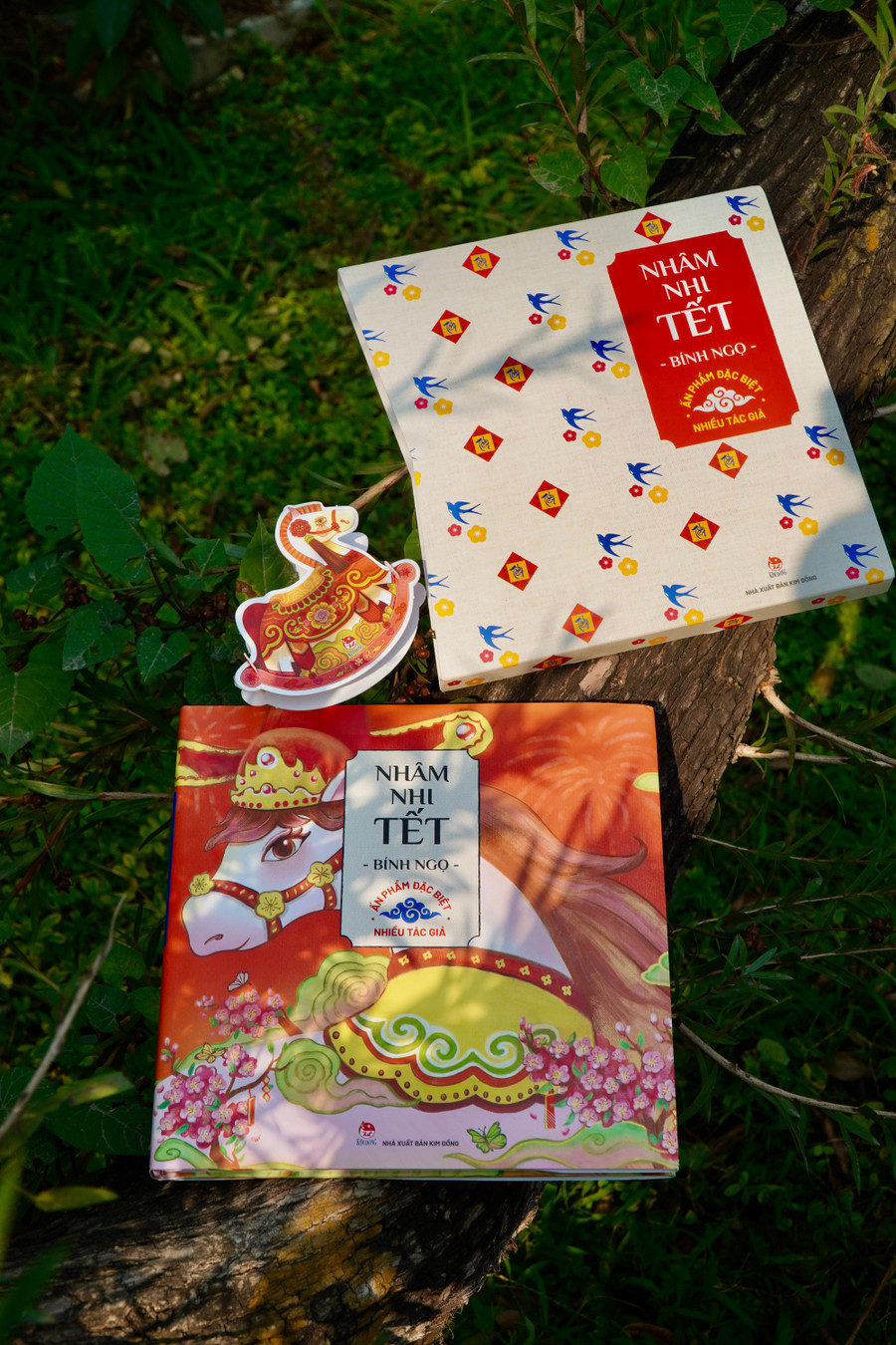 tu-trang-sach-gap-tet-than-thuong.jpg