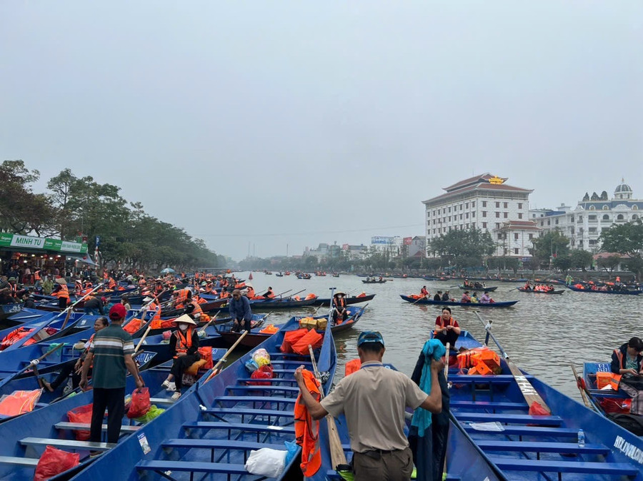 Dịch vụ chèo đò tại Chùa Hương đã được tích hợp mã QR để hỗ trợ quản lý và nhận phản hồi từ du khách. so-hoa-le-hoi-truyen-thong-cong-nghe-dong-hanh-1.jpg