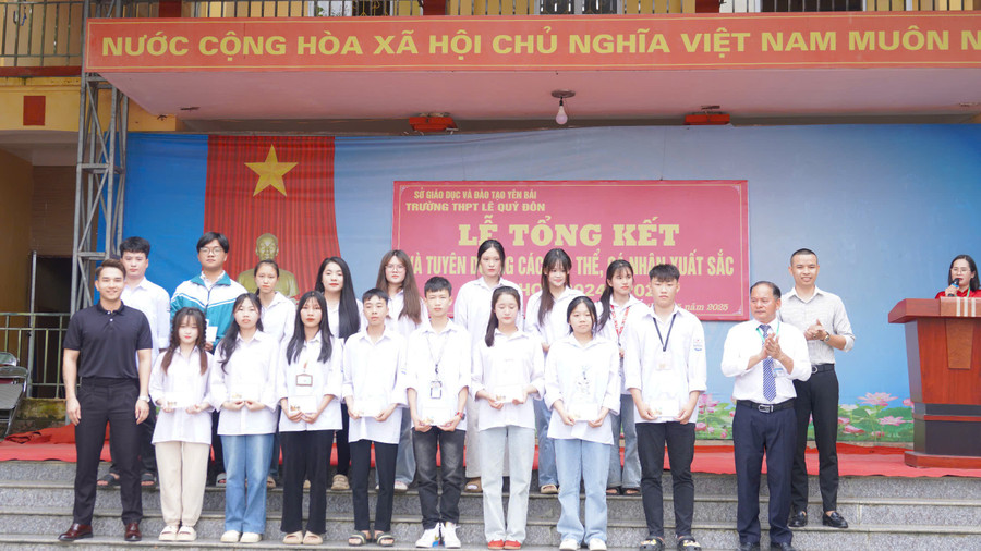 MM886 slot game, bắn cá, lô đề, đá gà cũ Trường THPT Lê Quý Đôn tặng quà cho MM886 slot game, bắn cá, lô đề, đá gà có hoàn cảnh khó khăn khối 12 dự thi MM88dangnhap nhà cái World Cup 2026 THPT 2025. z6729763615929-64819f2afd3a275a99f1a181c6a504fb.jpg