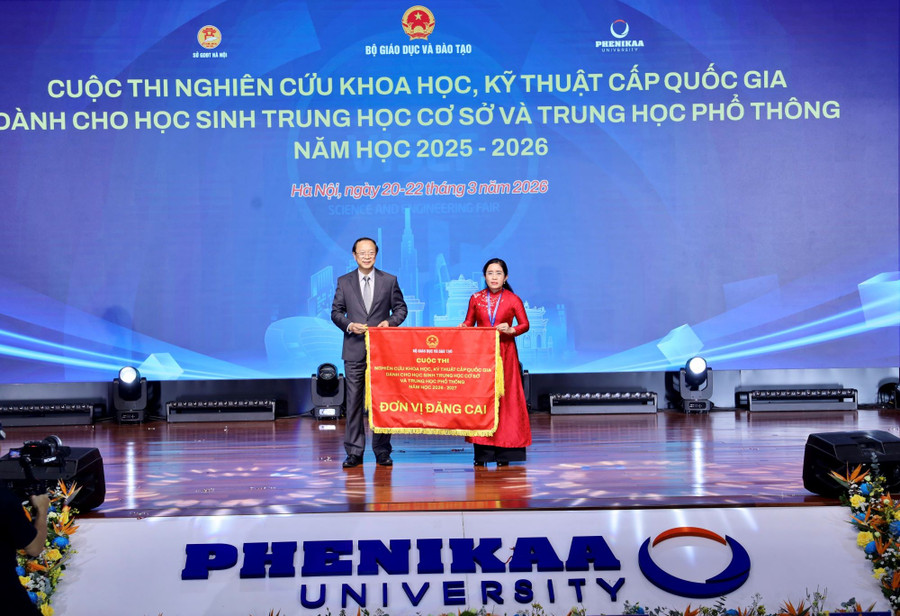 Thứ trưởng Thường trực Bộ GD&ĐT Phạm Ngọc Thưởng, Trưởng Ban chỉ đạo cuộc thi trao Cờ luân lưu cho Sở GD&ĐT Đắk Lắk - đơn vị đăng cai cuộc thi năm học 2026-2027. img-7141.jpg