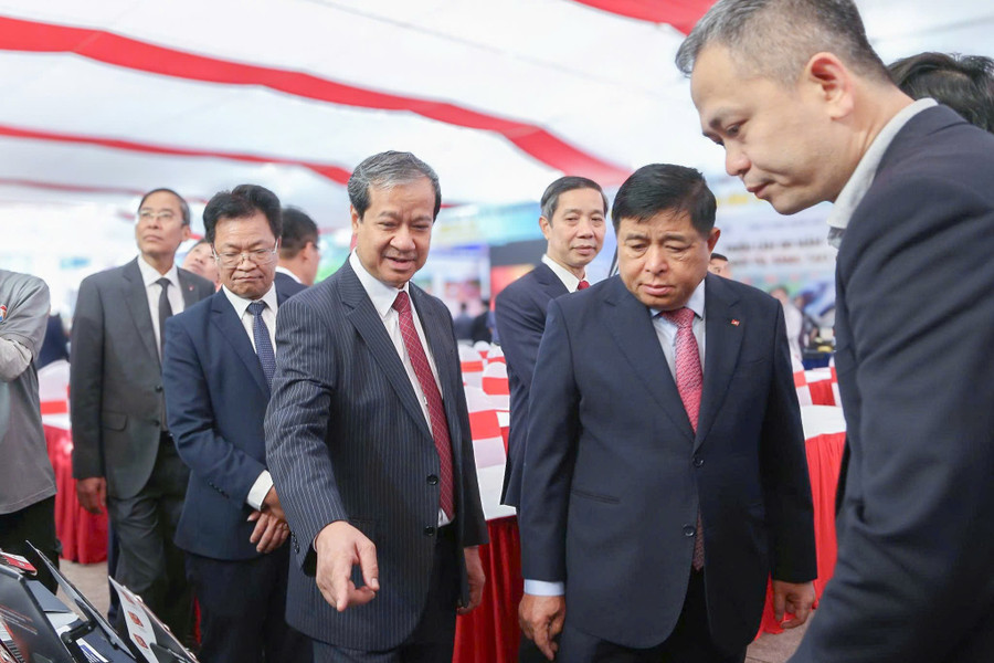 Phó Thủ tướng Nguyễn Chí Dũng và Bộ trưởng Nguyễn Kim Sơn tham quan Triển lãm 80 năm UTC - Hội tụ, sáng tạo và phát triển của Trường MM888 bảo mật tuyệt đối Giao thông vận tải. Ảnh: Đăng Chung. dhgtvt.jpg