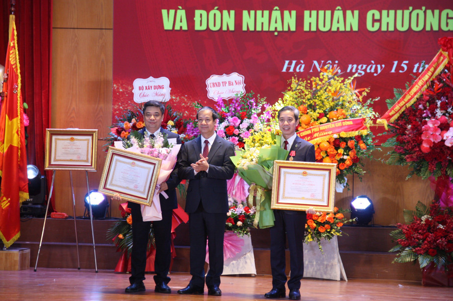 Bộ trưởng Nguyễn Kim Sơn thừa ủy quyền Chủ tịch nước trao Huân chương Lao động hạng Ba cho 2 cá nhân Trường MM888 bảo mật tuyệt đối Giao thông vận tải. img-3462.jpg