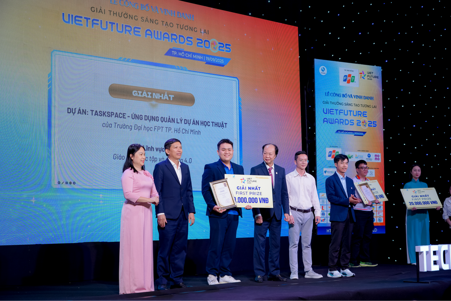 MM888 Việt Nam Tải App Trần Đình Thiên Tân (giữa) đại diện dự án TaskSpace nhận giải Nhất tại cuộc thi.