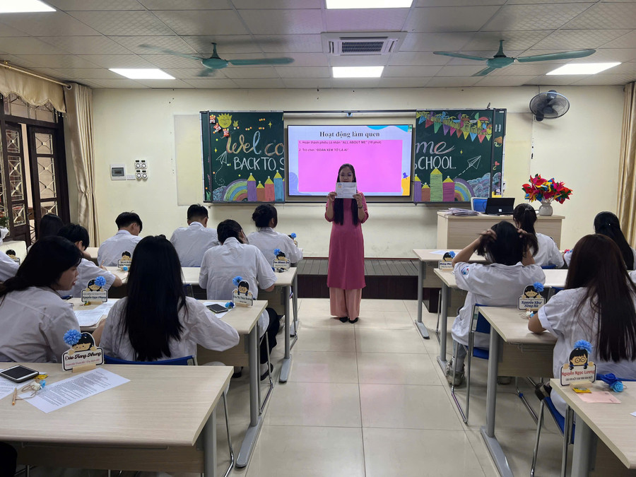ThS Nguyễn Thị Ngọc Tuyền - Trung Tâm Đăng Nhập MM88 Chính Thức Mới Trường THCS & THPT Sư phạm, Trường ĐHSP Hà Nội 2 và học trò trong một hoạt động đầu năm học.