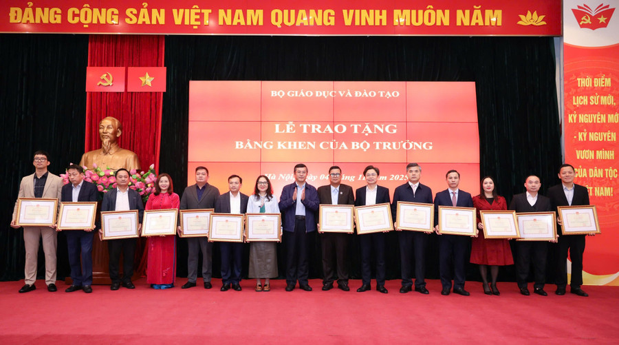 Thứ trưởng Nguyễn Văn Phúc trao Bằng khen của Bộ trưởng cho các cá nhân có thành tích xuất sắc trong các hoạt động kỷ niệm 80 năm Cách mạng tháng Tám, Quốc khánh nước Cộng hòa xã hội chủ nghĩa Việt Nam, thành lập Bộ Quốc gia Giáo dục (nay là Bộ GD&ĐT) và triển lãm thành tựu giáo dục và đào tạo. 4.jpg