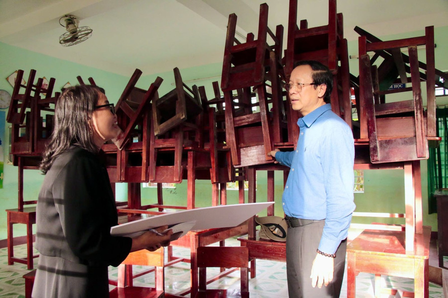 Thứ trưởng Thường trực Phạm Ngọc Thưởng kiểm tra khắc phục hậu quả cơn bão số 12 tại Trường Tiểu học Nguyễn Công Sáu. 1.jpg