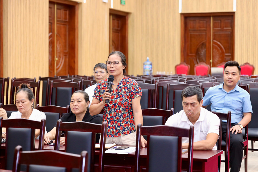 Cử tri gửi kiến nghị đến đại biểu Quốc hội và chính quyền địa phương. img-4863.jpg